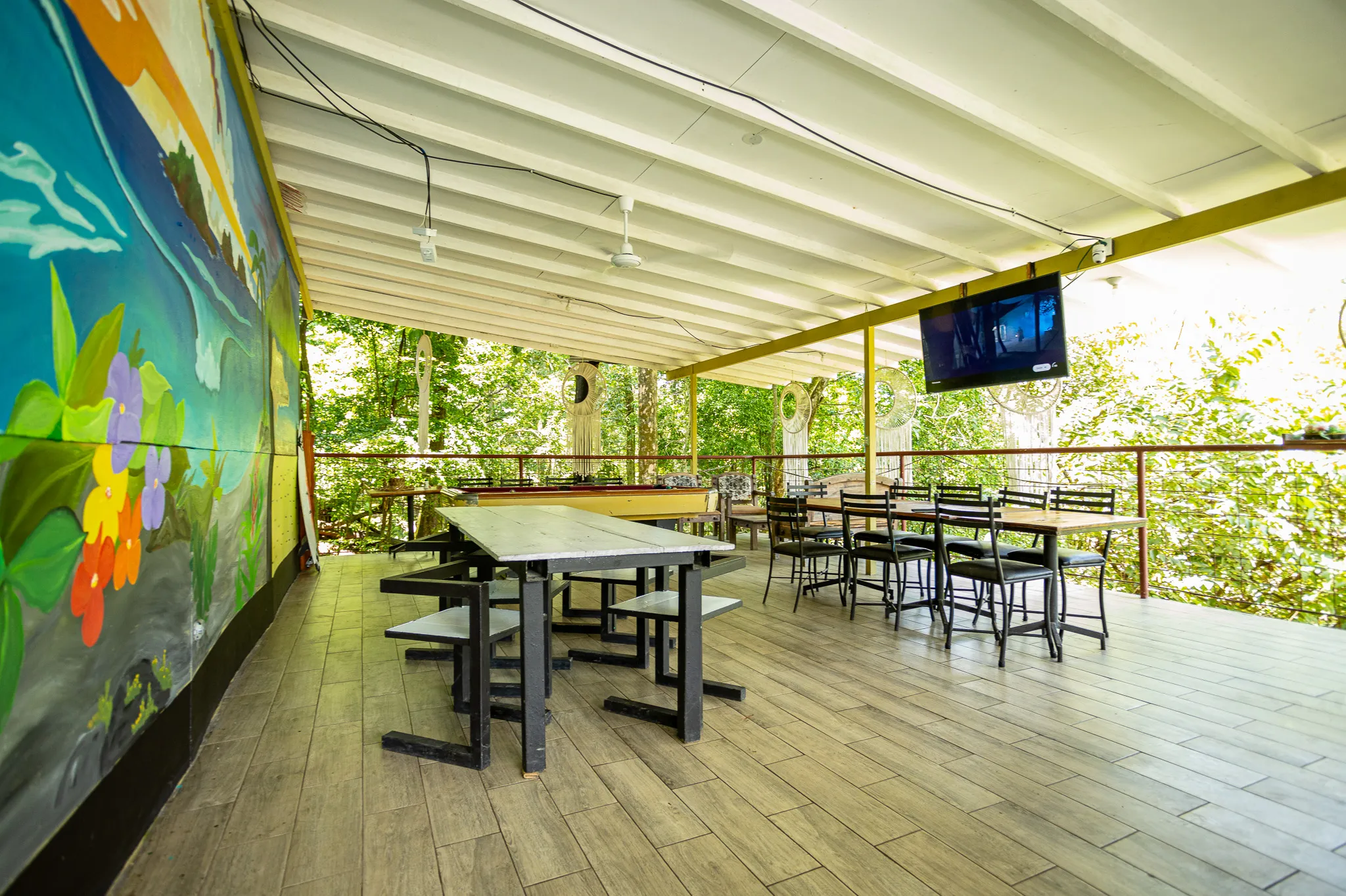 terraza y comedor común sobre la selva